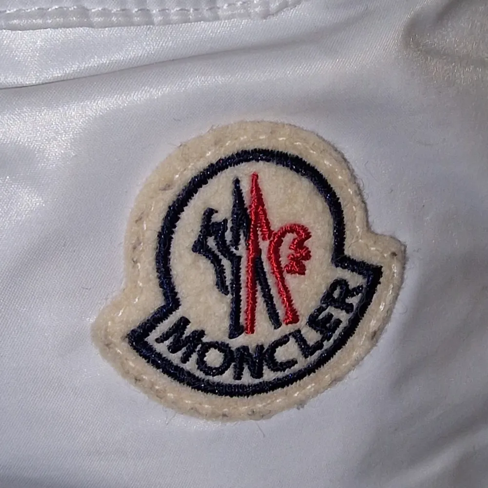 Tja folket❗️ här säljer jag min väldigt fina och unika moncler cardigan🫣 Den är i storlek M och är perfekt nu till Våren🌄 Som ni kan se är en del av moncler tagen av, men det är inget som affekterar utseendet🙌 Den har självklart NFC scan🤝Jag tänker att jag säljer den för 2000,men går ner självklart vid snabbt köp✔️. Takit.