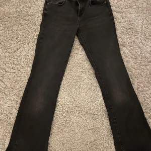 Svarta jeans Zara - Uppsydda bootcut jeans från Zara. Strl 34-36. Innerbenslängd: 73. Midjemått: 36
