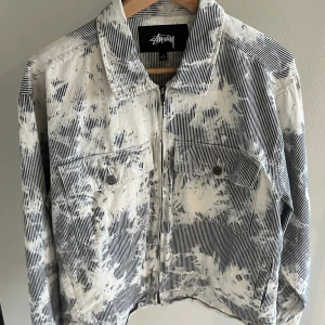 Stussy- tie dye denim jacket - Unik Stussy jacka, med tie dye mönster. Jackan är i Large men kort så snarare Medium eller Small.