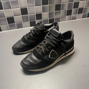 Philip model trainers  - Skick 6-10, endast skor ingår, pris går diskuteras vid snabb affär 