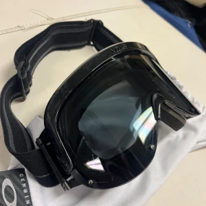 Yniq skidglasögon svarta - Supersnygga Yniq skidglasögon som är de bästa jag haft.   Superbra syn i alla väder och jättesköna.   Fått lite skrapmärken på ena sidan.  Nypris: 3299:-  Mitt pris: 1000:-