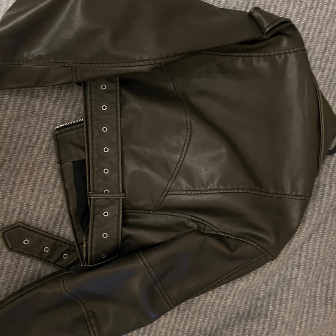 Oliv skinnjacka med bälte
