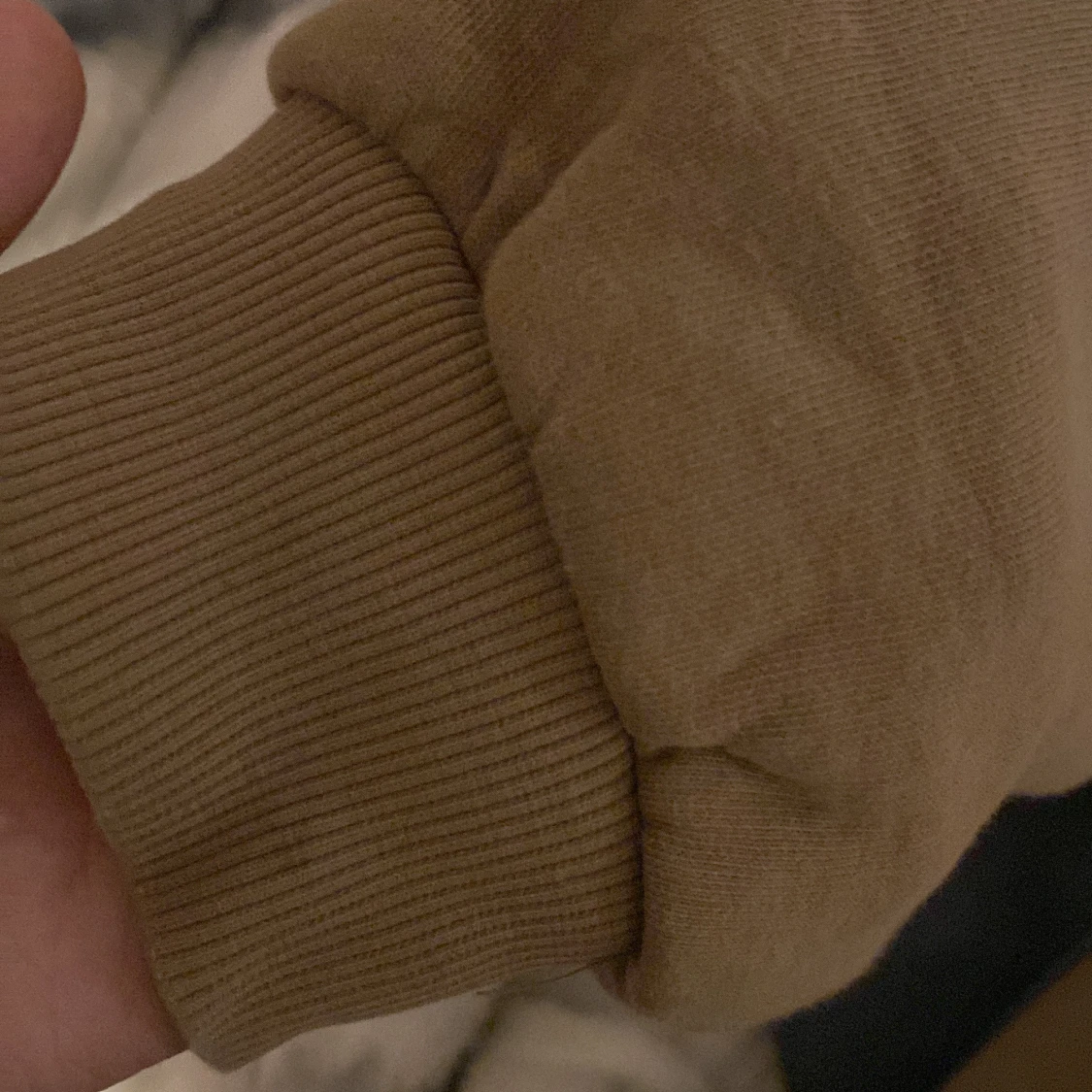 brun tjocktröja med text - 3