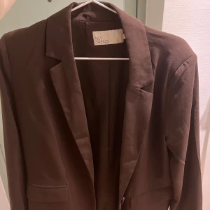 Brun kavaj från NLY Trend - Snygg brun kavaj från NLY Trend med klassisk design. 