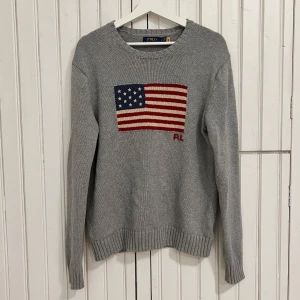 Ralph Lauren Stickad Tröja - Säljer denna stickade Ralph Lauren tröja i storlek S. Tröjan är i nyskick!