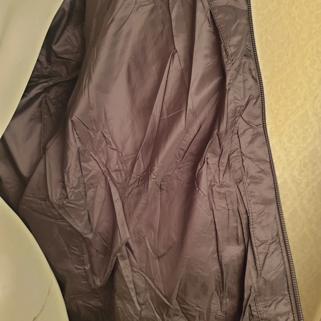 Svart dunjacka med huva - 4