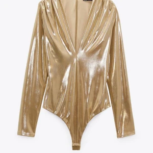 Guldig body från Zara - As snygg guldig body från Zara i storlek M, aldrig använd med lapp kvar🫶🏼🥂
