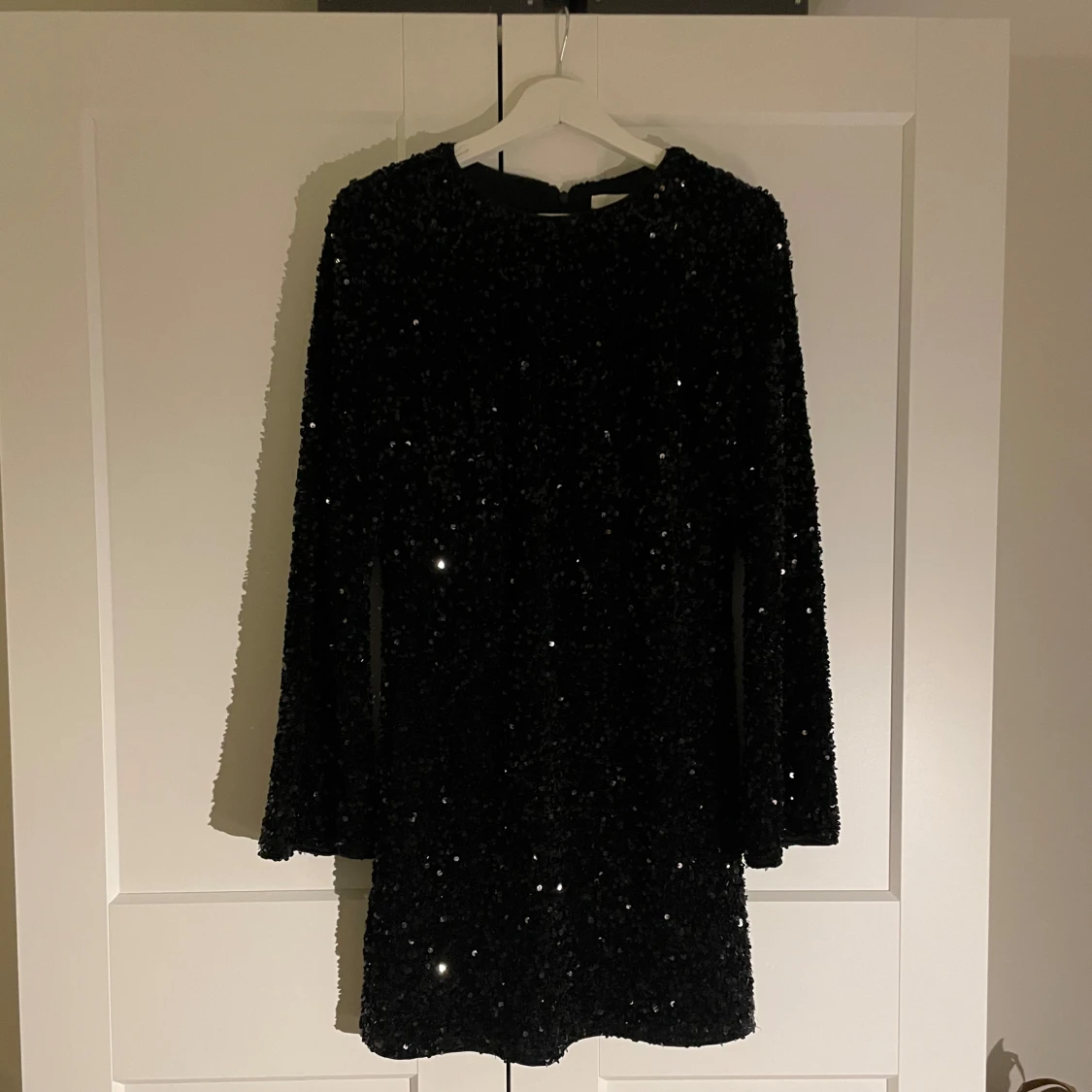 Svart glittrig klänning
