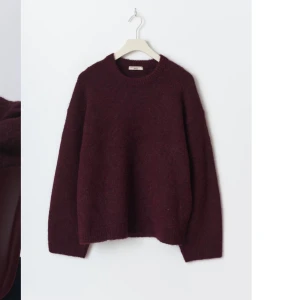 Vinröd stickad tröja - säljer denna vinröda stickade tröjan från gina som är slutsåld på hemsidan, den är som ny andvänd 1 gång men som inte kommer till andvändning längre. nypris 400💓skriv om ni skulle vilja ha mer bilder eller har funderingar 