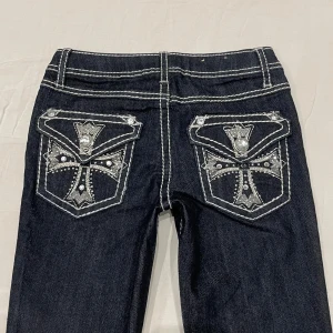 Supersnygga lågmidjade bootcut/slim jeans🤩 - Läs bio innan köp!!! Midja 32 cm rakt över plus stretch, gren 18 och innerben 70 cm💕jag är 169 och xs-s och de är försmå och för korta så tar inga bilder med dem på