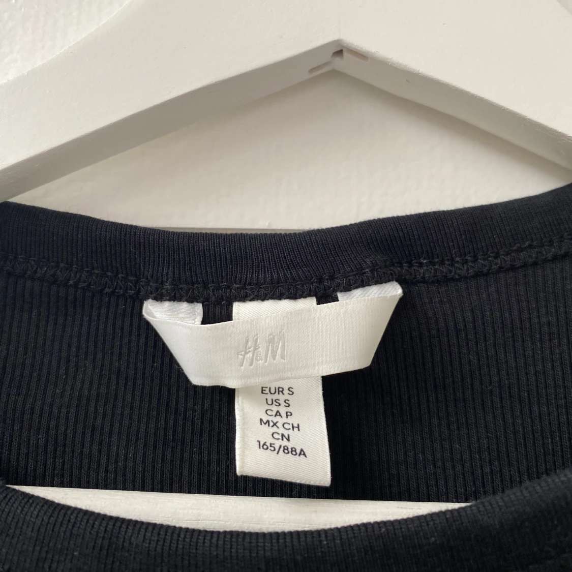 Svart ribbad t-shirt från H&M - 1