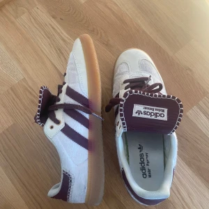 Adidas x Wales Bonner Samba sneakers - Använd ett fåtal gånger, ingen og box och är köpta ifrån Plick. Extra snören medkommer och pris kan diskuteras vid snabbaffär. SKICK: 8/10 