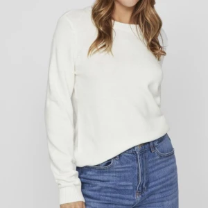 Stickad tröja VILA - Säljer denna stickade tröja från VILA, i storlek 38/M🤍 Använd 2 gånger precis som ny! Nypriset är 330kr💕