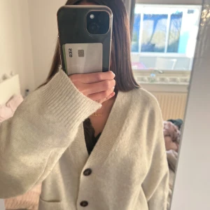 Vit cardigan från UNIQLO - Säljer denna myskoftan eftersom den ej kommer till användning längre (endast använd 1-2 gånger) Nypris: 400kr 💕 (priset kan diskuteras) 