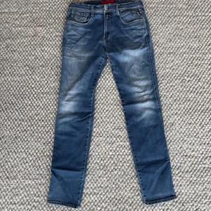 REPLAY ANBASS JEANS  - Replay anbass jeans - Slim fit passform - Storlek W34/L32 - Nypris runt 1800kr -  Deluxecloset