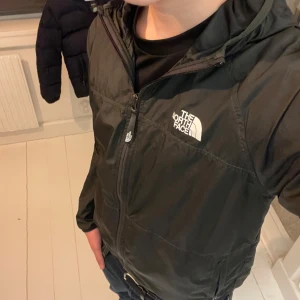 The north face windbreaker  - Snygg windbreaker från The north face i mycket bra skick. Storlek XL i barnstorlek vilket motsvarar XS
