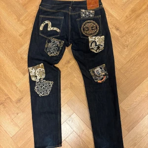 Evisu jeans multipocket 2017 - Evisu jeans för endast 1299kr!! Nypris för dessa ligger på över 5000kr🫣, byxorna är köpta på NK, ska leta upp kvitto om det behövs🙌 De har en multipocket design med 8 funktionella fickor. Fickorna kan man använda till vad som helst😆Färg: Raw denim. OBS, Pris ej hugget i sten👀