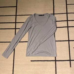 Lång ärmad tröja - Ljusblå/grå V-ringad tröja. Helt ok skick. Inga synliga ”skador”  Passar både xxs-xs Köparen betalar för frakt 💞