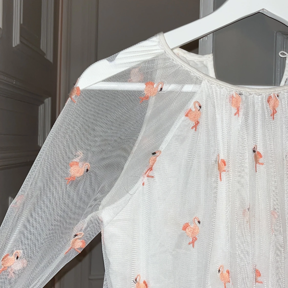 Vit klänning med flamingomönster - 4
