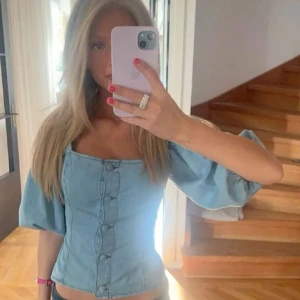 Ljusblå jeanskorsett - Snygg ljusblå jeanskorsett med puffiga kortärmar och knappar framtill. Passar perfekt till allt! 💞(lånad bild)