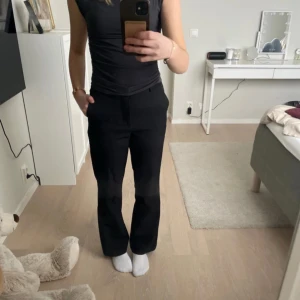 Kostymbyxor  - Högmidjade kostymbyxor i bra skick. De har tyvärr blivit för korta. På bilderna 