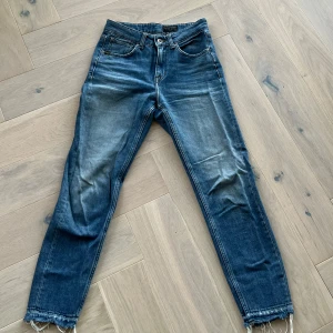 Blå jeans från Tiger of Sweden - Snygga blå Mom jeans från Tiger of Sweden. Storlek 25/30. 