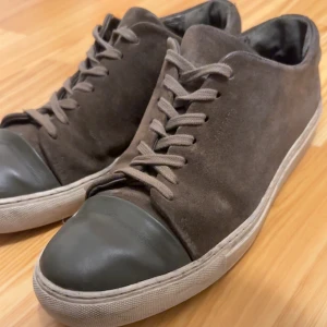 Axel arigato skor -  Säljer ett par axel arigatos i färgen grön/khaki i ganska fint skick för dom ej kommer till användning längre, skick 7/10 skulle jag säga. Perfekta för en avslappnad stil.