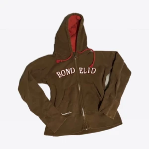 Brun hoodie från Bondelid - Säljer en brun hoodie från Bondelid med röd insida i luvan och zip-up❤️
