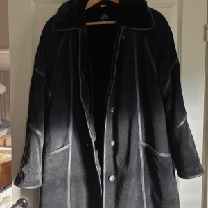 Svart mockajacka med pälskrage  - Härlig svart mockajacka med krage och mysig päls på insidan 🖤 står ingen storlek men uppskattar till en M. Jag är normalt en S så denna är lite härligt oversized.