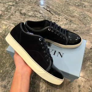 Lanvin cap toe  - Ett par nästintill helt nya lanvins i färgen navy! Med skorna medföljer skolådan. Skorna passar 42/uk7