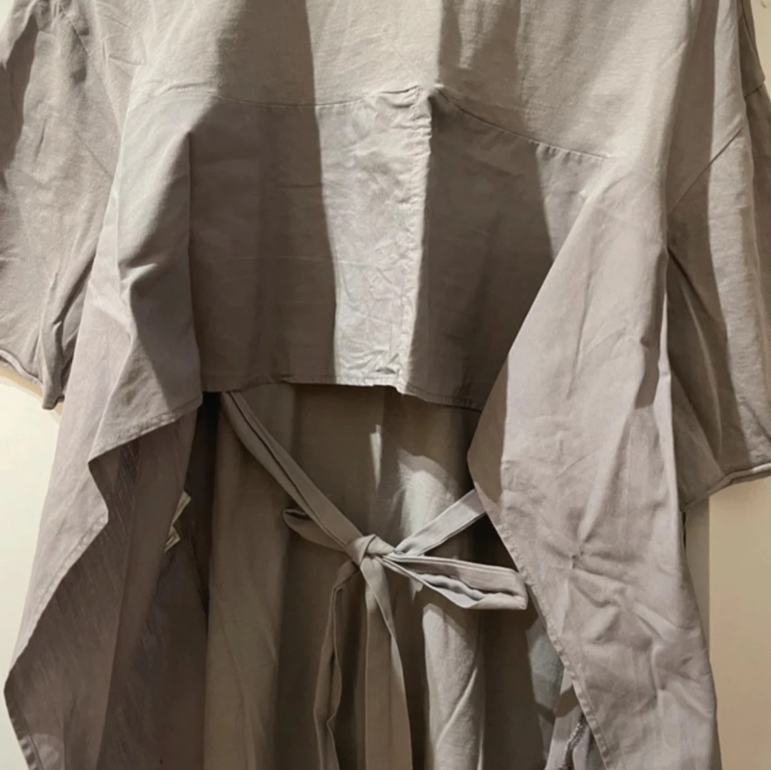 T-shirt med knytning bak - 2