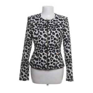 Svartvit leopardmönstrad jacka från Calvin Klein - Snygg svartvit leopardmönstrad jacka från Calvin Klein med dragkedja framtill. Jackan har en elegant passform och långa ärmar. Perfekt för att ge din outfit en trendig touch 🖤