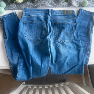Lee jeans - Snygga blå jeans från Lee med klassisk femficksdesign. De har en normal passform och är tillverkade i ett slitstarkt denimtyg. Perfekta för en avslappnad stil. Står ingen storlek i dem men skulle gissa på XS/S.