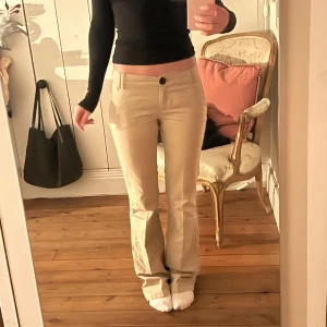 Beige kostymbyxor - Snygga beige kostymbyxor med bootcut-stil, bra skick, jag är 164
