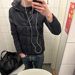 Mörkblå pufferjacka från Denim & Supply - Tja! Säljer en skön vintage Ralph Lauren Puffer i storlek S. Fodrad luva samt fodrade fickor. Hör av dig vid frågor eller liknande✌️