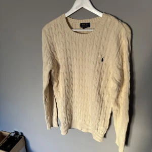 Beige stickad tröja från Ralph Lauren - Tja! Säljer en asskön kabel stickad tröja från Ralph Lauren. Krämvit typ beige, lappen där storleken står är tyvärr bortklippt men det är storlek S. Annars är den som ny. Bara att höra av sig vid frågor eller liknande✌️