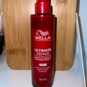 Wella Professionals Ultimate Repair Leave-In - Skyddande leave-in behandling med AHA och Omega-9 för alla hårtyper. Ger termiskt och UV-skydd samt reparerar och mjukgör håret. Perfekt för att stärka och skydda håret mot skador.