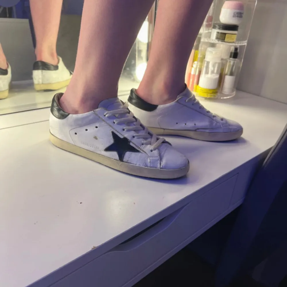 Hej hej allihopa just nu så säljer jag min lillasysters golden goose skor som är i storlek 39 men passar även de i storlek 40 skon är unisex och ser bra ut både på tjejer och killar. Ni får själv avgöra skicket på skorna utifrån bilderna som bifogats och om du vill ha fler bilder så är det bara att skriva. Skorna är köpta via golden goose hemsida för 5600 I en vit model sedan så är de ommålade till svart stjärna hos en skomakare som specialiserar sig på golden goose. jag tar gärna byten. :). Kengät.