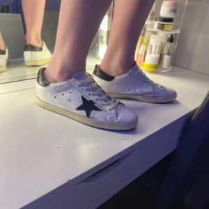  Golden goose skor  - Hej hej allihopa just nu så säljer jag min lillasysters golden goose skor som är i storlek 39 men passar även de i storlek 40 skon är unisex och ser bra ut både på tjejer och killar. Ni får själv avgöra skicket på skorna utifrån bilderna som bifogats och om du vill ha fler bilder så är det bara att skriva. Skorna är köpta via golden goose hemsida för 5600 I en vit model sedan så är de ommålade till svart stjärna hos en skomakare som specialiserar sig på golden goose. jag tar gärna byten.  :)