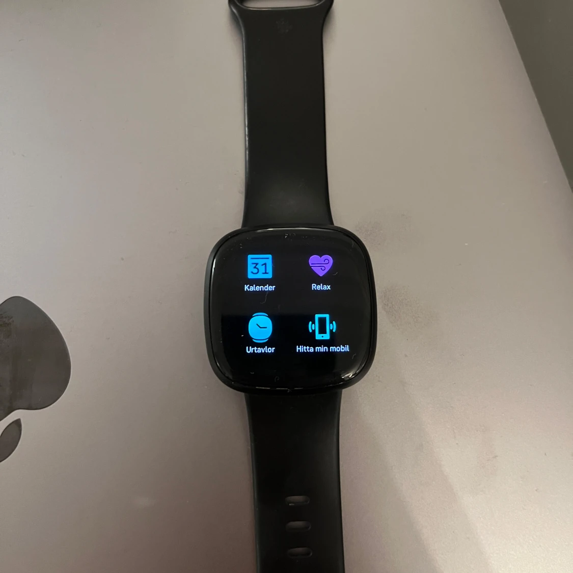 Svart  Fitbit Versa 3 - 4