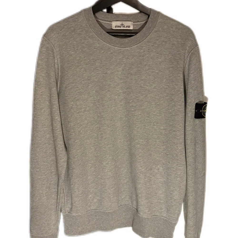 Säljer nu denna snygga stone Island tröja, den är nästintill helt ny och är i storleken M. Skriv vid frågor/funderingar. Hupparit & Collegepaidat.