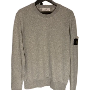 Stone Island tröja - Säljer nu denna snygga stone Island tröja, den är nästintill helt ny och är i storleken M. Skriv vid frågor/funderingar