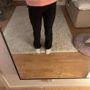 Svarta kostymbyxor från BikBok - Snygga svarta kostymbyxor från BikBok i storlek 38. Lite noppriga vid rumpan men inte mycket. 💕