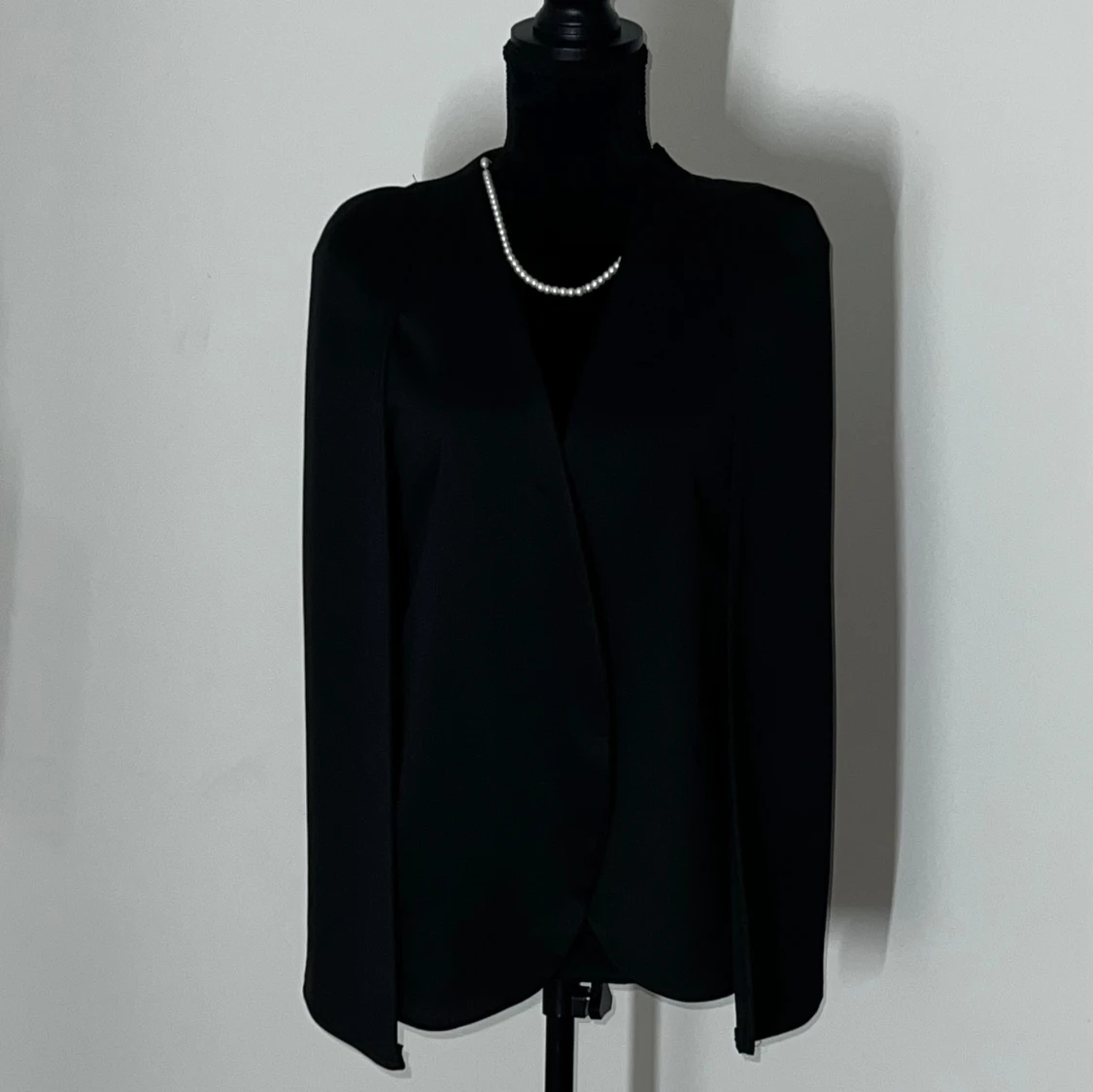 Svart kavaj med cape-design - 1