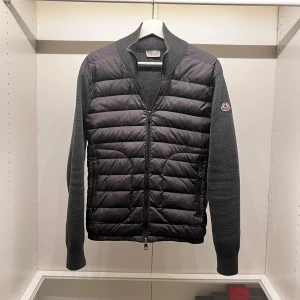 Moncler cardigan  - Moncler cardigan i topp skick 9/10. Sjukt fet till våren som kommer snart och är i st s. Vid minsta fundering bara hör av dig :) 