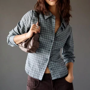 Rutig figursydd skjorta från Pull&Bear - Snygg figursydd skjorta från Pull&Bear med långa ärmar och knappar framtill. Aldrig använd med prislapp kvar