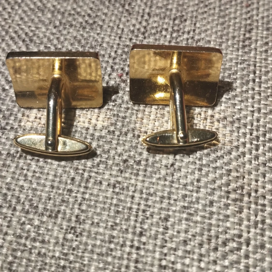 Bruna manschettknappar med gulddetaljer - 1