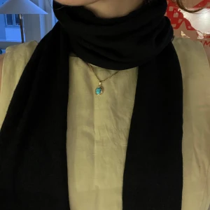 Svart halsduk - Lång, svart halsduk i mjukt material