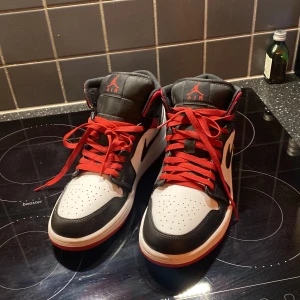 Jordans  - Ett par riktig snygga jordans, helt oanvända som ni kan se i bilderna har bara stått i rummet och samlat massa damm. Uk storlek är 9 kommer även svarta snören med samt original boxen.