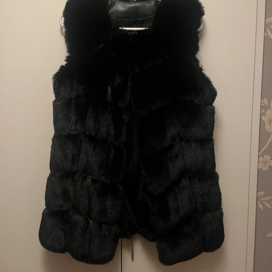 Svart pälsväst